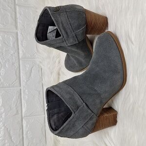 NWOT KOOLABURRA BY UGG Grey Suede Amalea Ankle Heeled Bootie